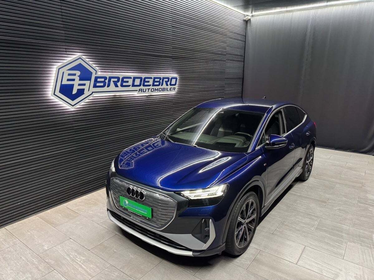 Blå Audi Q4 e-tron fra 2024 set udefra