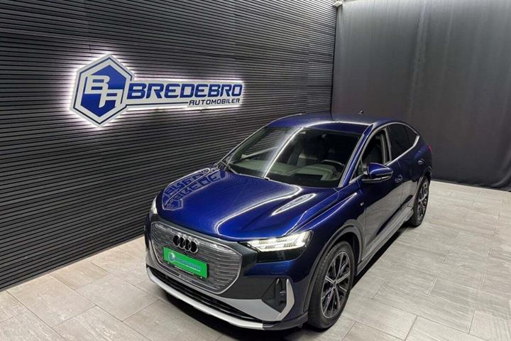 Blå Audi Q4 e-tron fra 2024 set udefra