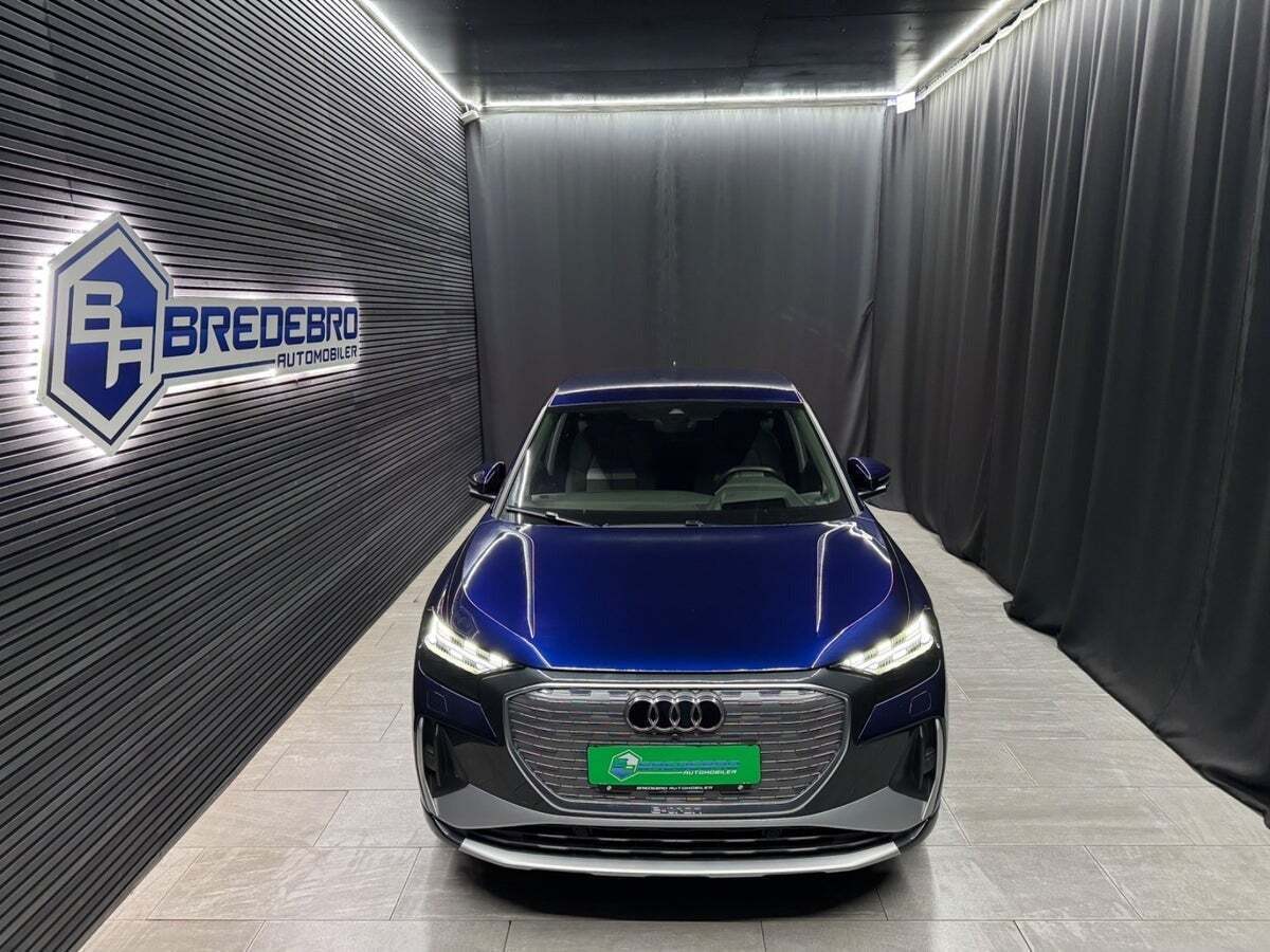 Blå Audi Q4 e-tron fra 2024