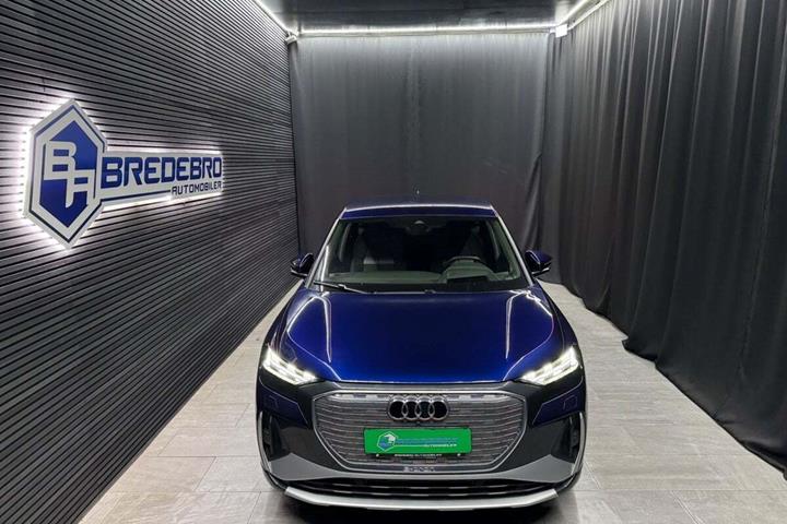 Blå Audi Q4 e-tron fra 2024