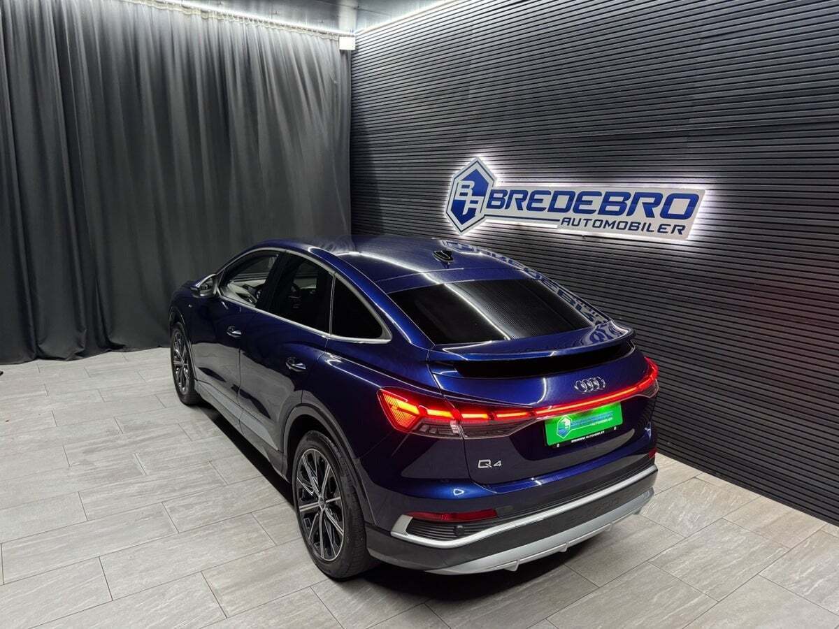Blå Audi Q4 e-tron fra 2024
