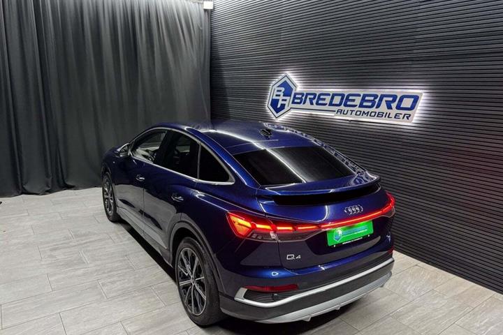 Blå Audi Q4 e-tron fra 2024