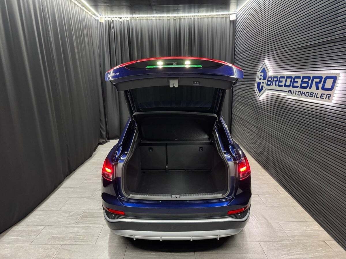Blå Audi Q4 e-tron fra 2024