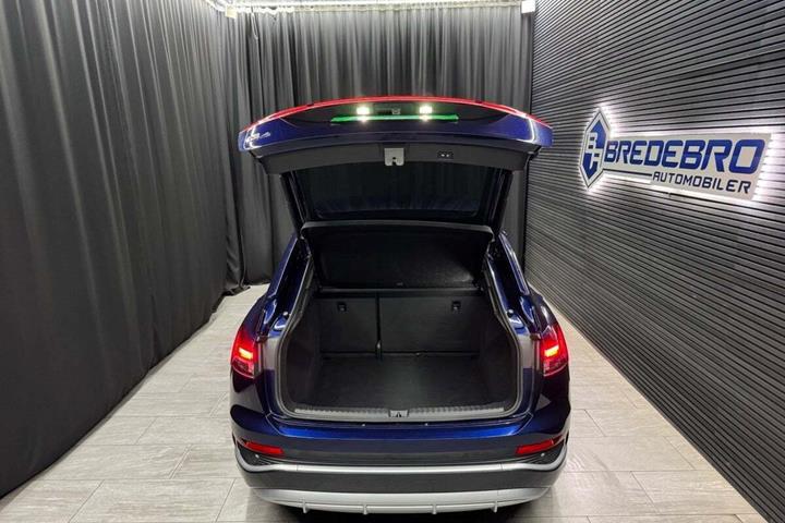 Blå Audi Q4 e-tron fra 2024