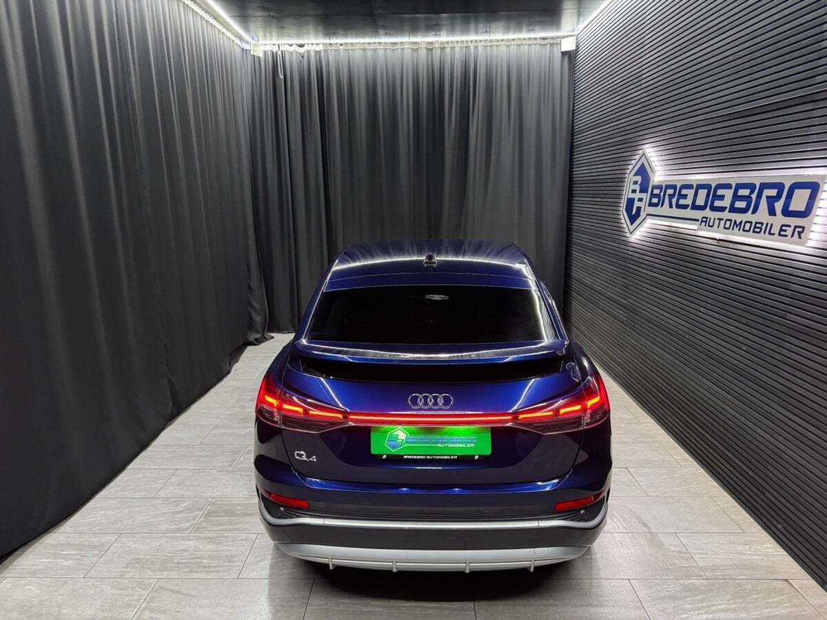 Blå Audi Q4 e-tron fra 2024