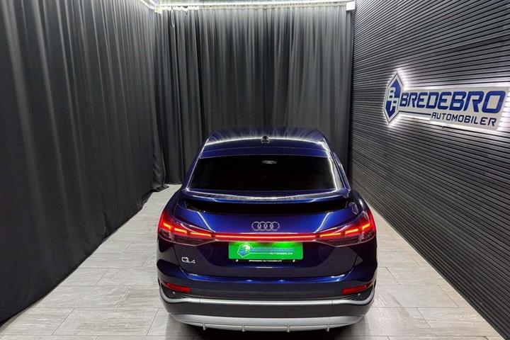 Blå Audi Q4 e-tron fra 2024