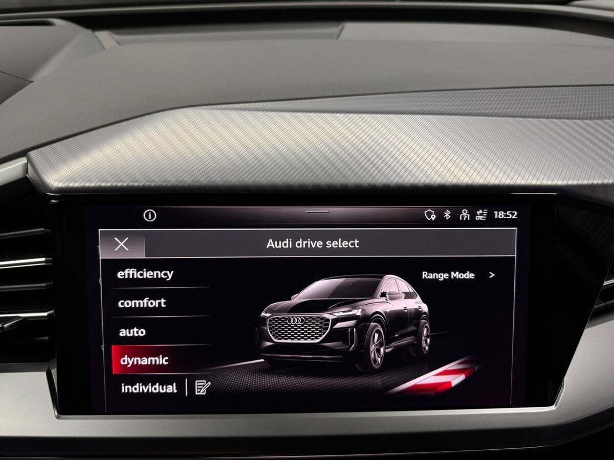 Blå Audi Q4 e-tron fra 2024