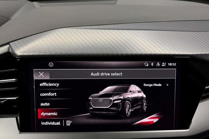 Blå Audi Q4 e-tron fra 2024