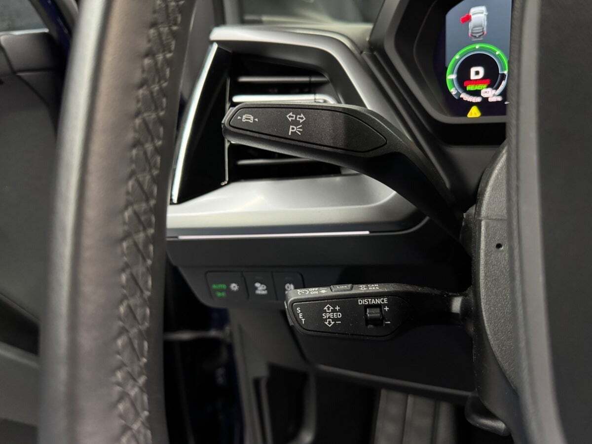 Blå Audi Q4 e-tron fra 2024