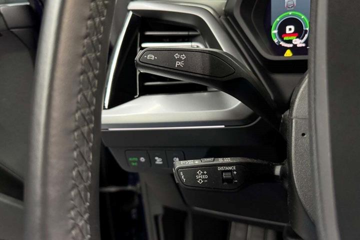 Blå Audi Q4 e-tron fra 2024