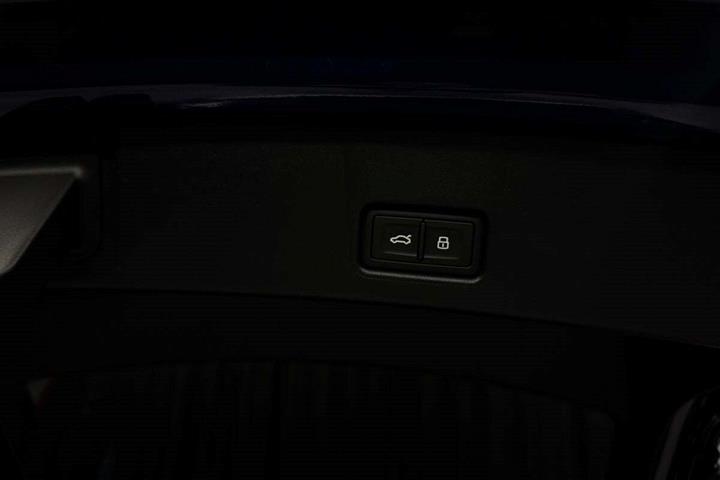 Blå Audi Q4 e-tron fra 2024