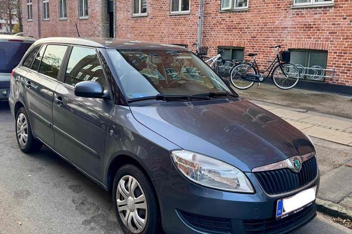 Grå Skoda Fabia fra 2012