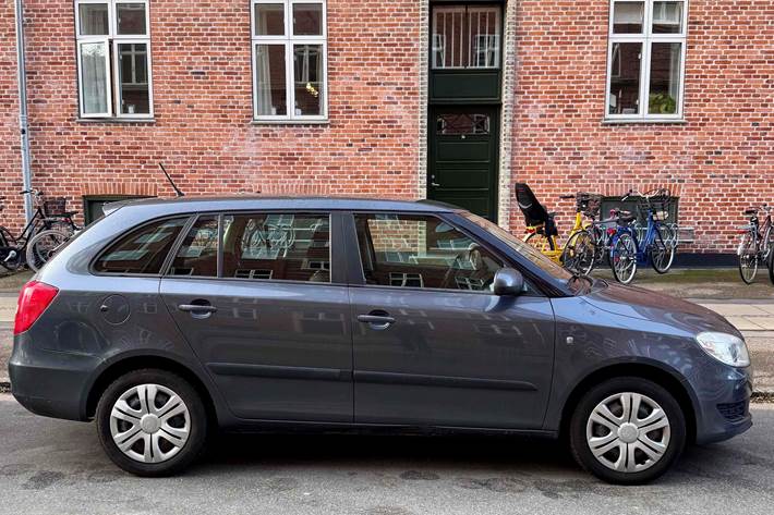 Grå Skoda Fabia fra 2012