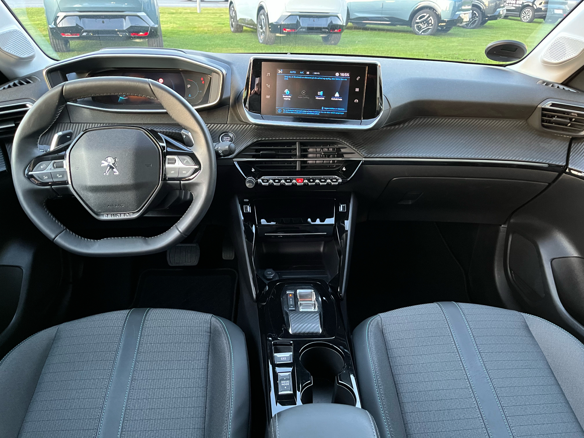 Grå Peugeot 208 fra 2023