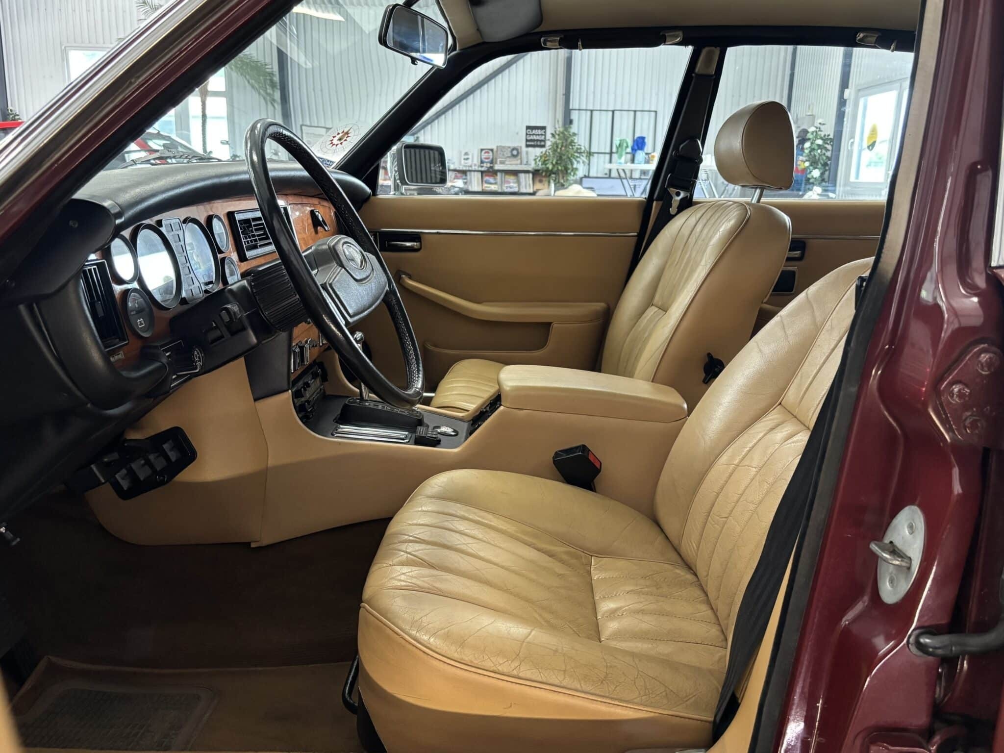 Rød Jaguar XJ6 fra 1983
