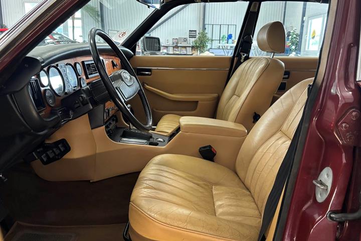 Rød Jaguar XJ6 fra 1983