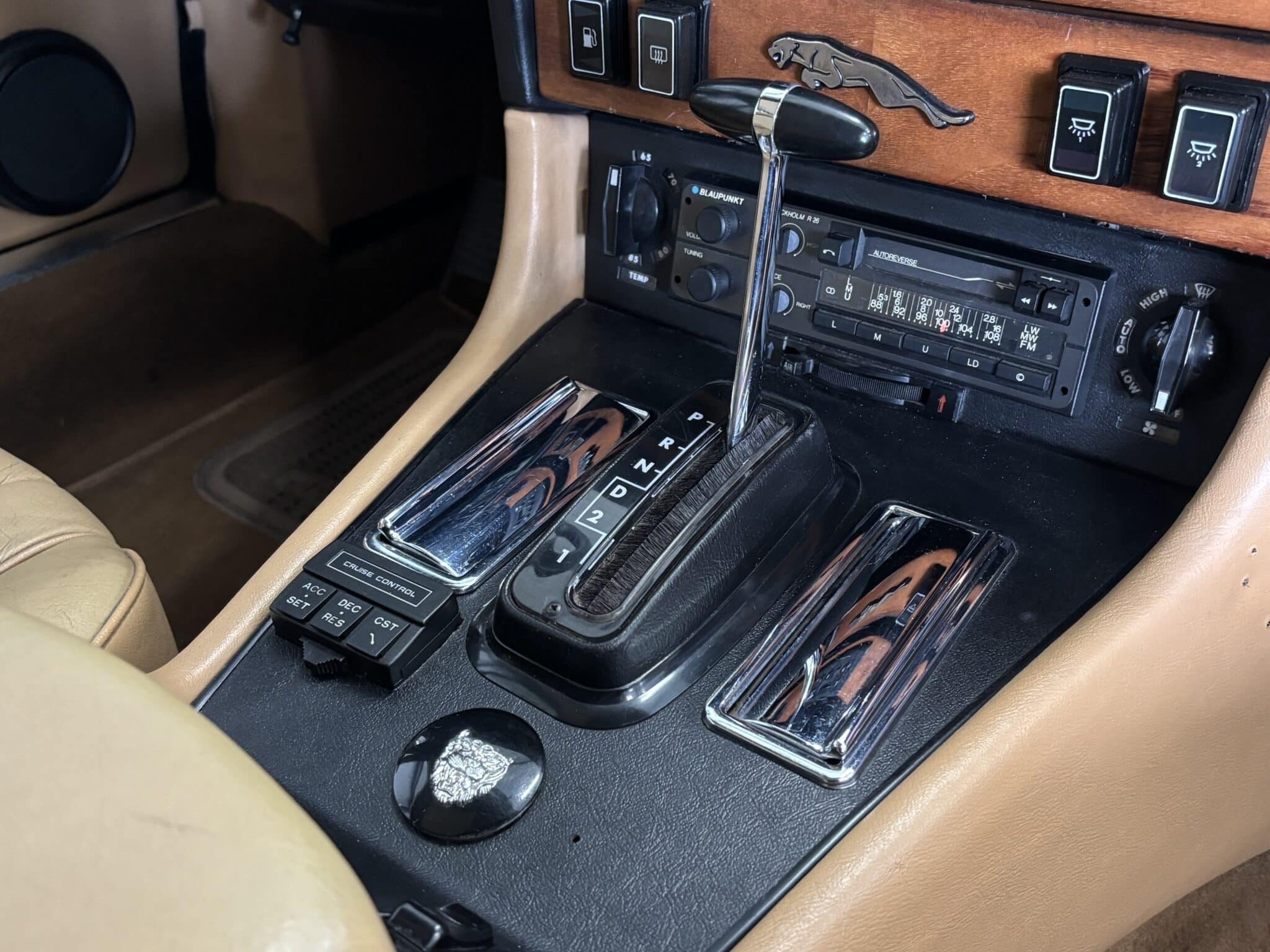 Rød Jaguar XJ6 fra 1983