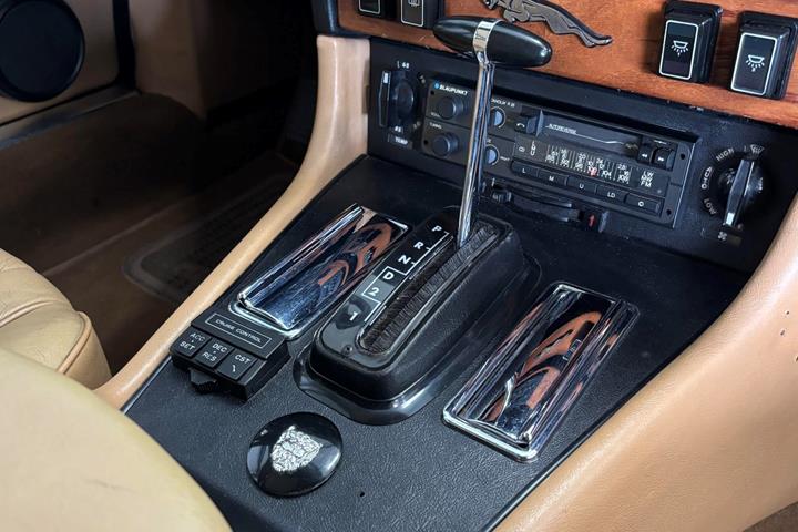 Rød Jaguar XJ6 fra 1983