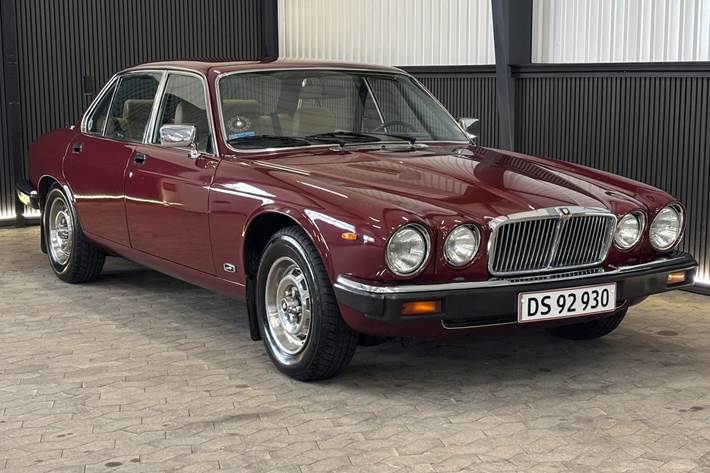Rød Jaguar XJ6 fra 1983