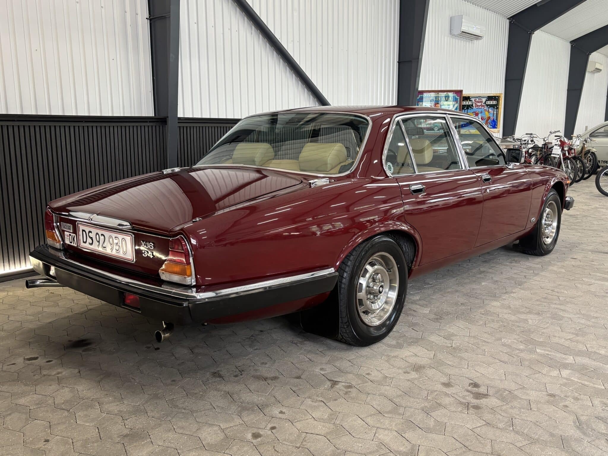 Rød Jaguar XJ6 fra 1983