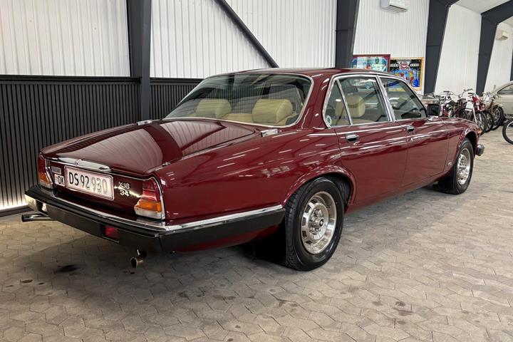 Rød Jaguar XJ6 fra 1983
