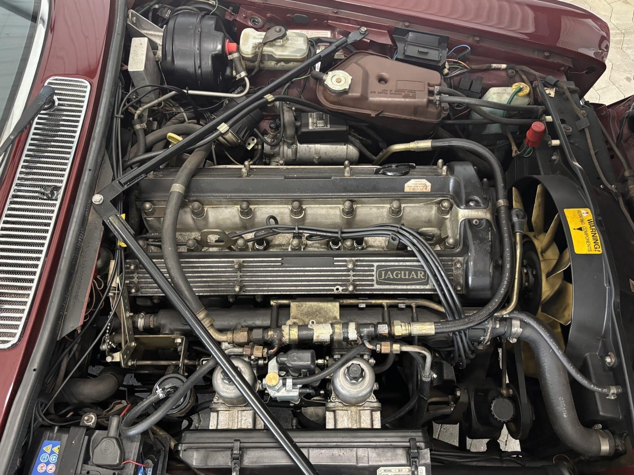 Rød Jaguar XJ6 fra 1983