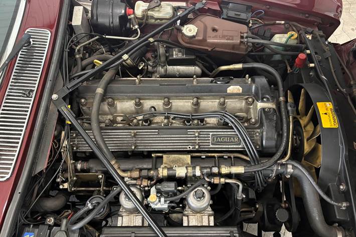 Rød Jaguar XJ6 fra 1983