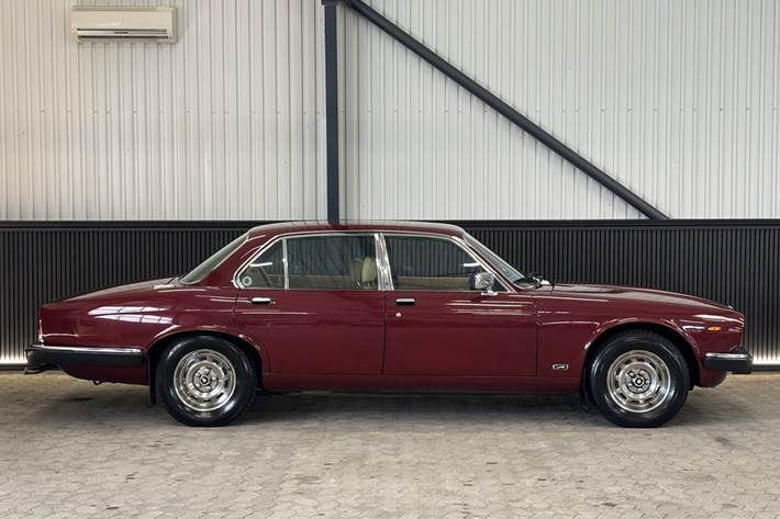 Rød Jaguar XJ6 fra 1983