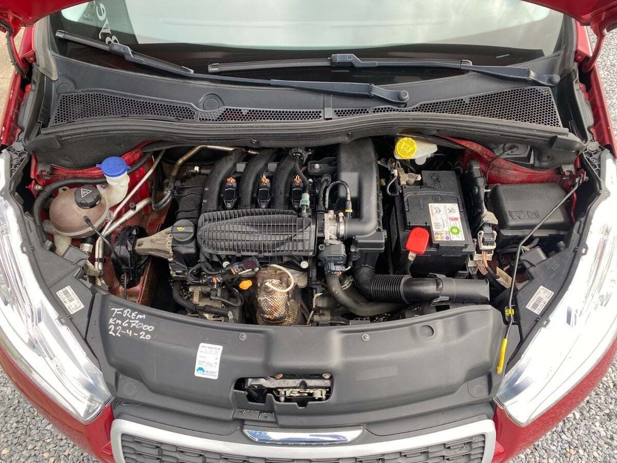 Rød Peugeot 208 fra 2014