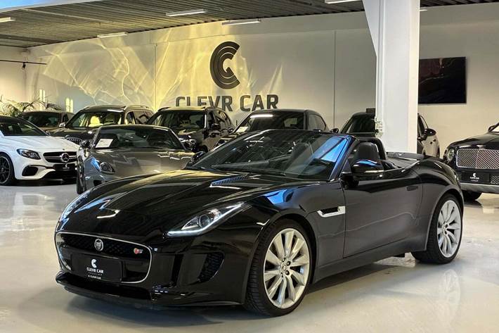 Sort Jaguar F-Type fra 2013 set udefra
