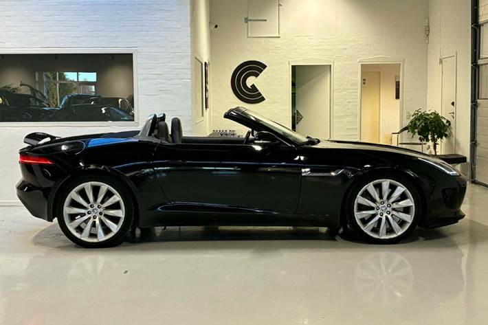 Sort Jaguar F-Type fra 2013