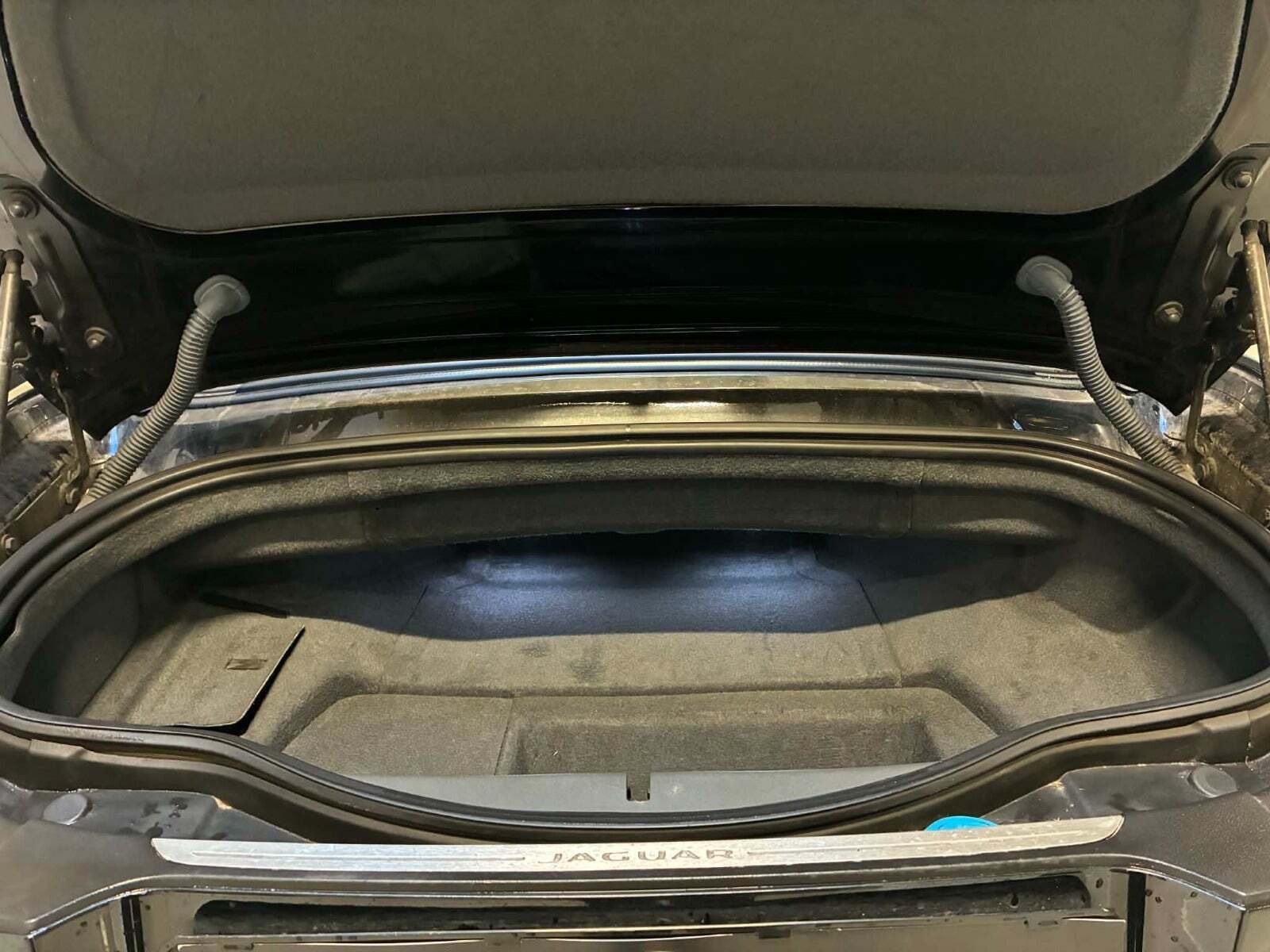 Sort Jaguar F-Type fra 2013