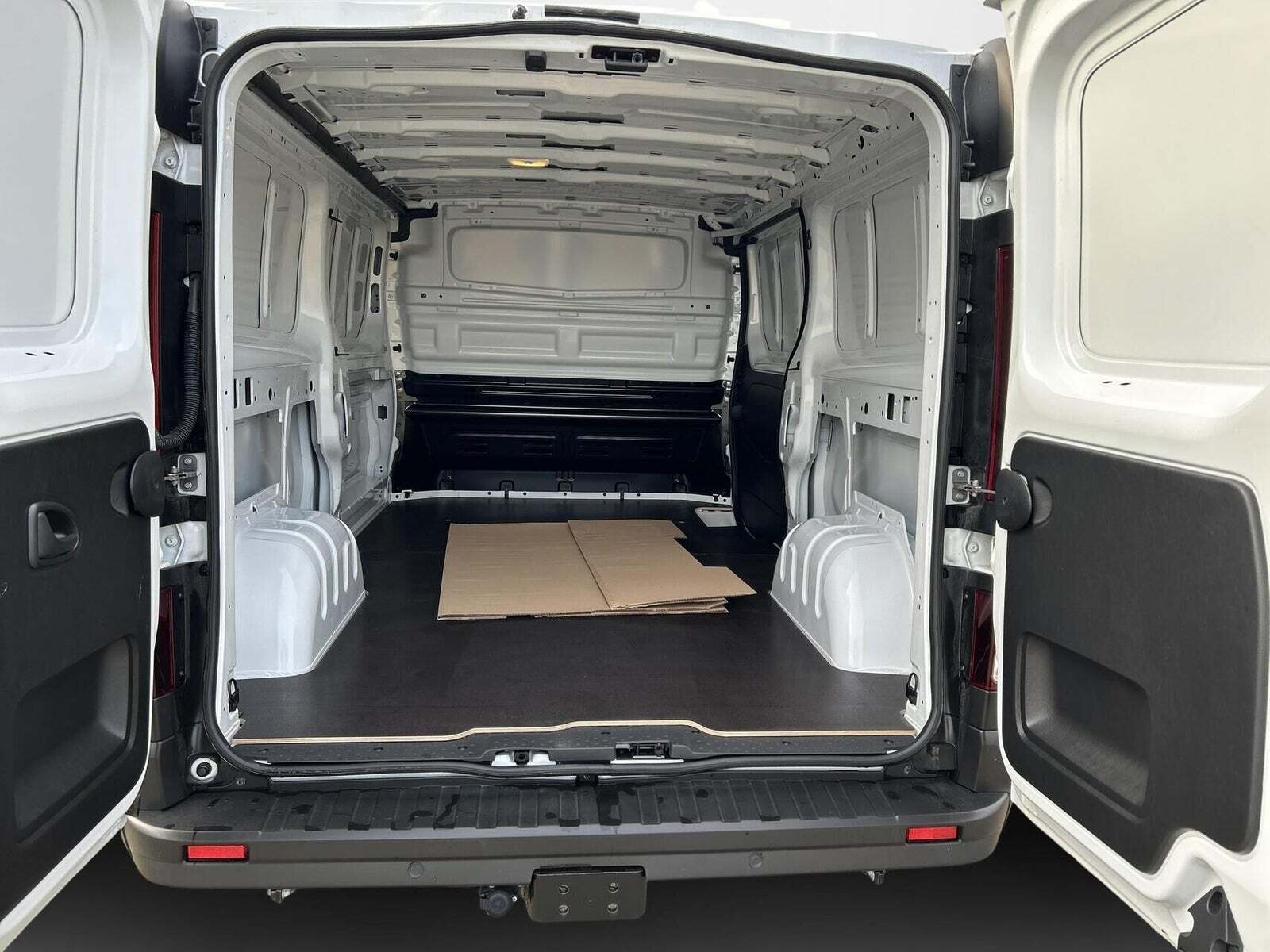 Beige Renault Trafic fra 2025