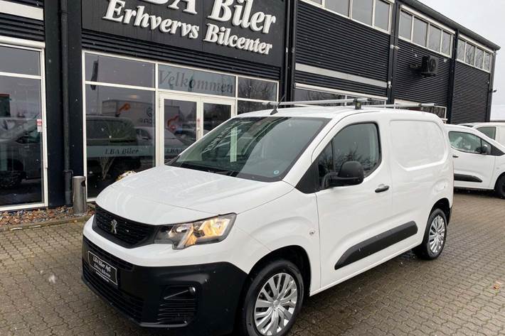 Hvid Peugeot Partner fra 2021 set udefra