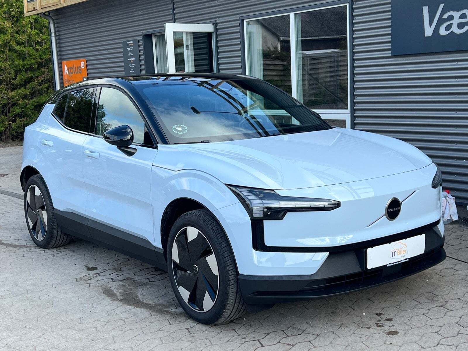 Blå Volvo EX30 fra 2024 set udefra