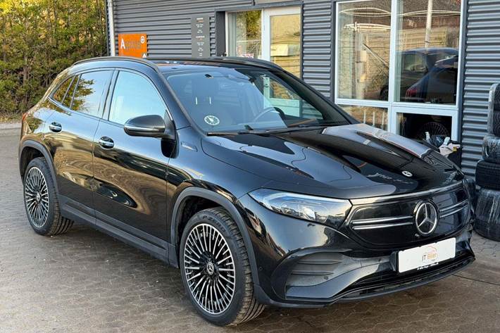 Sort Mercedes EQA300 fra 2022 set udefra