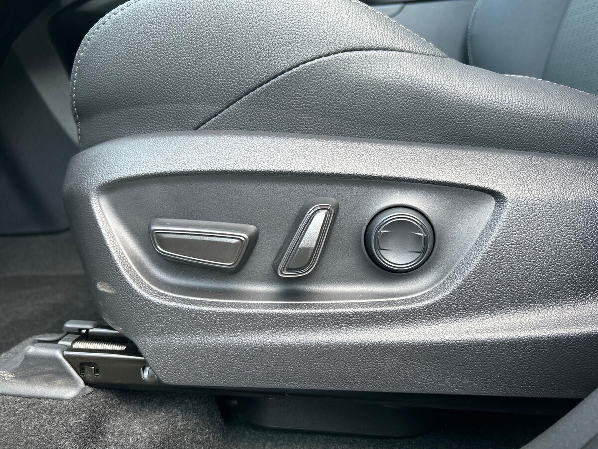 Sort Toyota BZ4X fra 2025