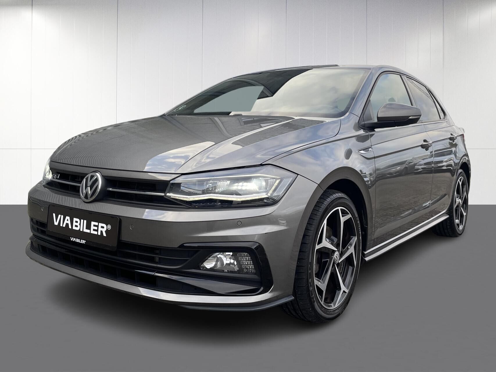 Grå VW Polo fra 2019 set udefra