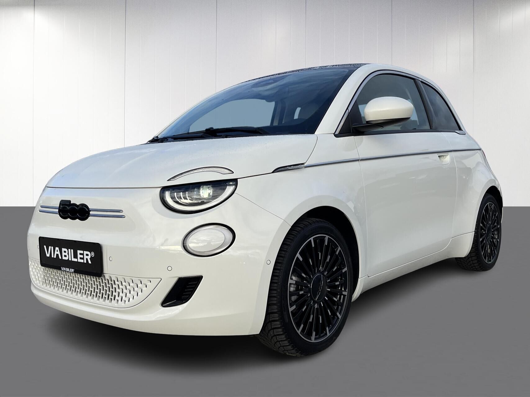 Hvid Fiat 500e fra 2024 set udefra