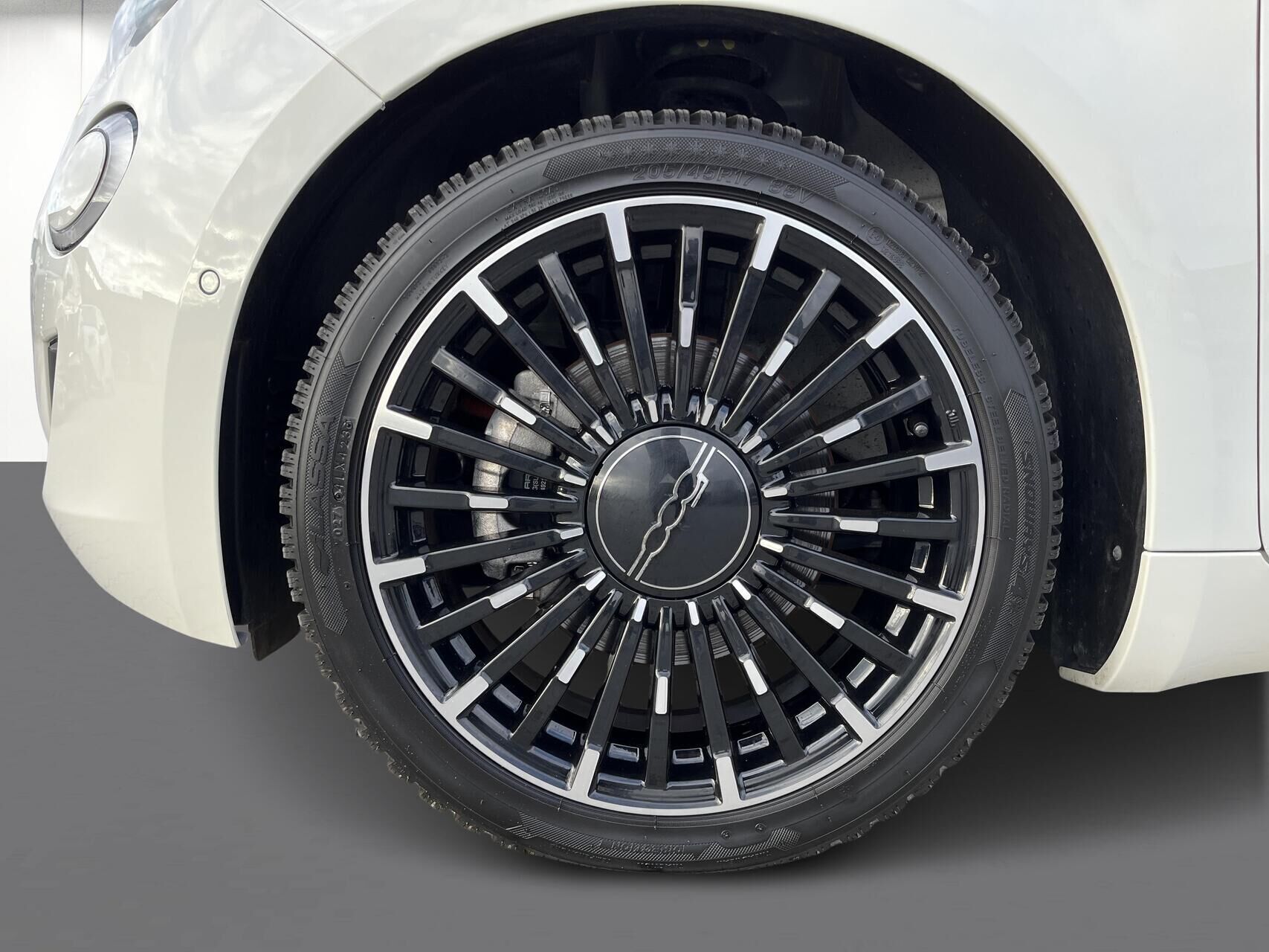 Hvid Fiat 500e fra 2024