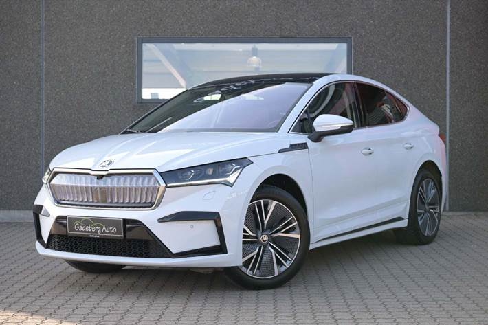 Hvid Skoda Enyaq fra 2023 set udefra