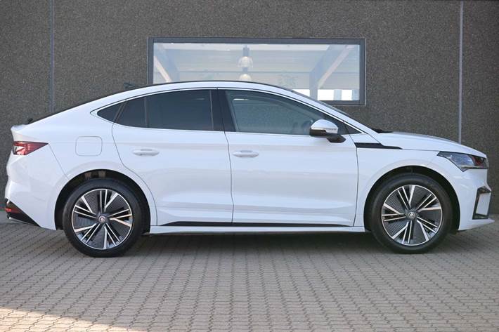 Hvid Skoda Enyaq fra 2023