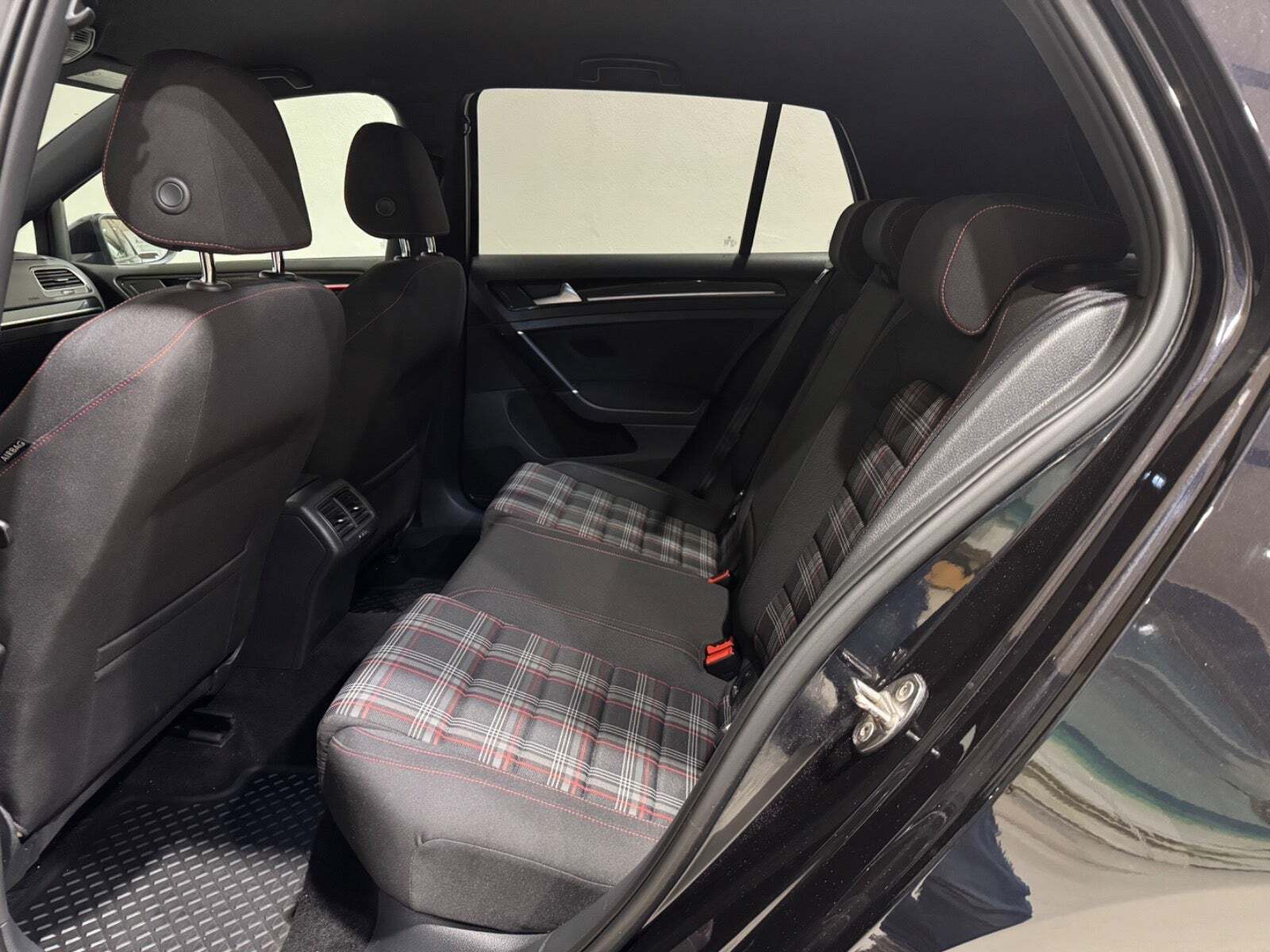 Sort VW Golf VII fra 2014