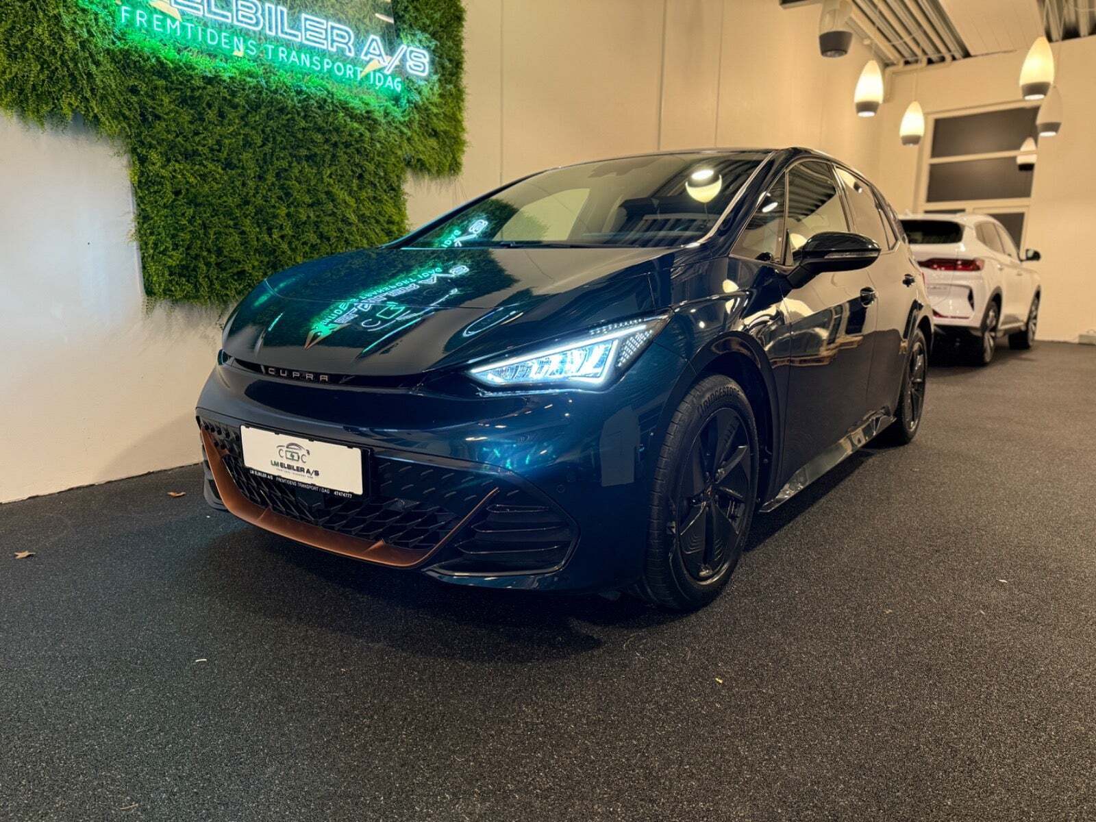 Blå Cupra Born fra 2023 set udefra