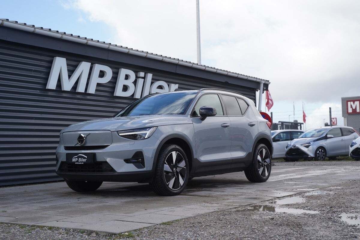 Sølv Volvo EX40 fra 2025 set udefra