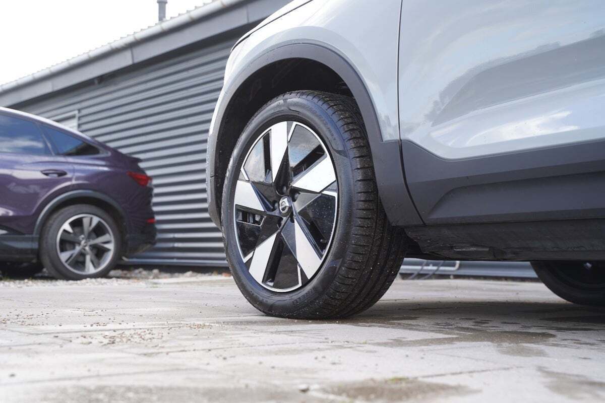 Sølv Volvo EX40 fra 2025