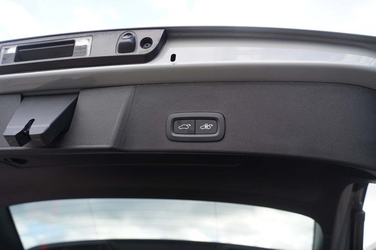 Sølv Volvo EX40 fra 2025