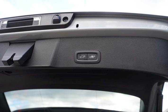 Sølv Volvo EX40 fra 2025