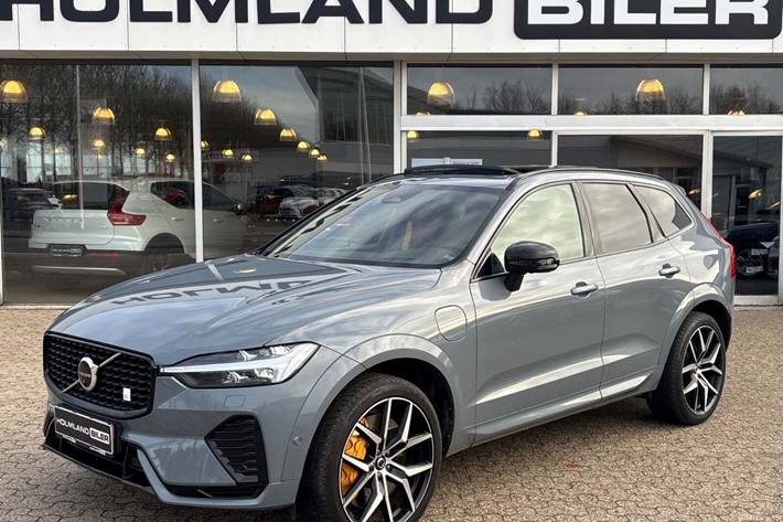 Grå Volvo XC60 fra 2023 set udefra