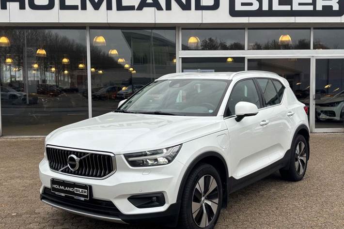 Hvid Volvo XC40 fra 2021 set udefra